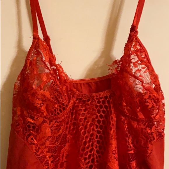 Red nightly - Picture 3 of 3